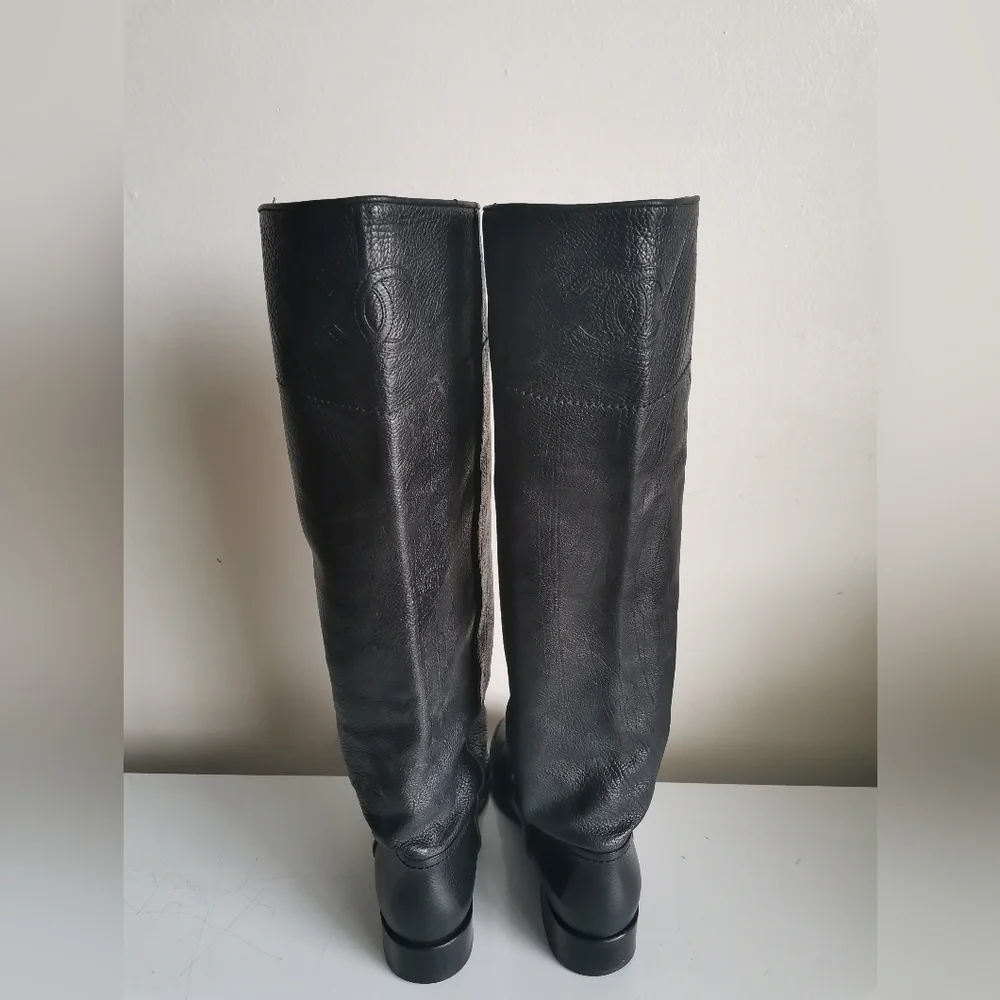 CHANEL BLACK LEATHER RIDING KNEE BOOTS - Picture 3 of 13